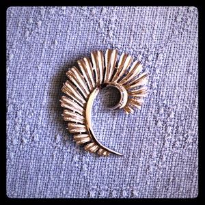 Vintage 70’s silver tone brooch